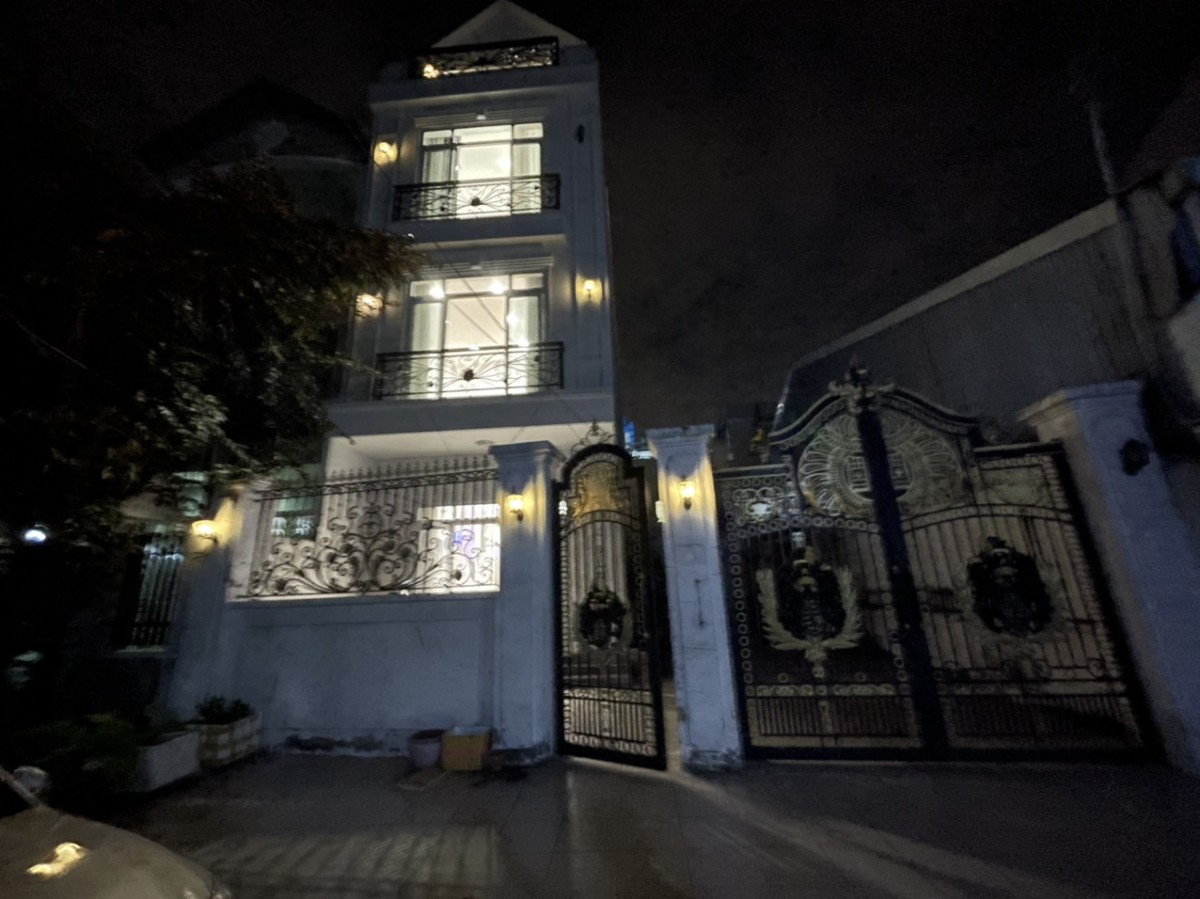 Cho thuê nhà 3 tầng gần vòng xoay Phú Hữu, có sân đậu ô tô