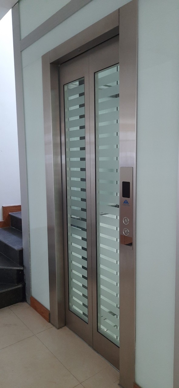 Cho thuê nhà hiện đại thông sàn thang máy có hầm, Lưu Hữu Phước. DT 99m x 6n, 1m, mt 8m. Giá 55 tr.