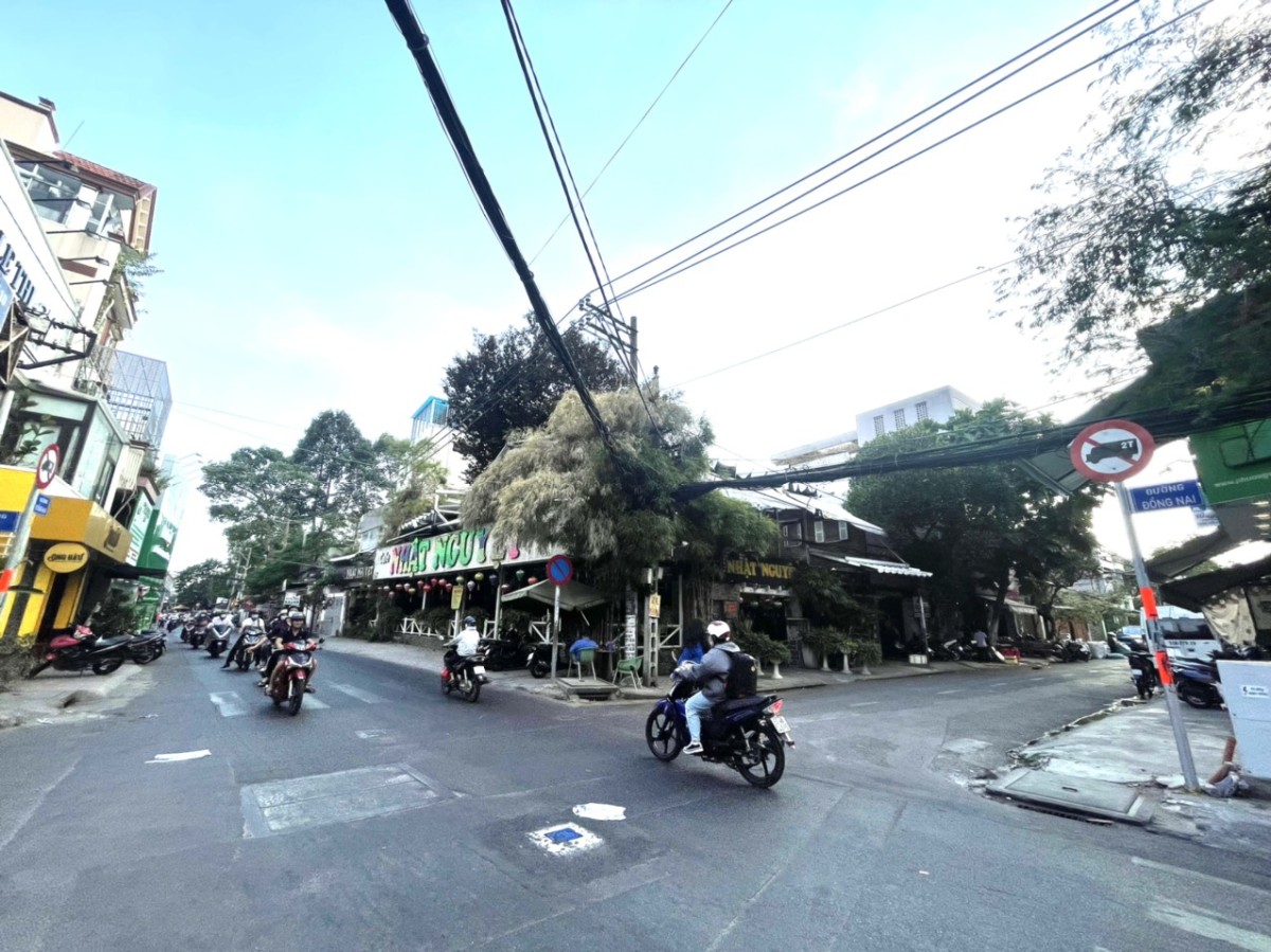 Cho thuê nhà 2 mặt tiền 25mx15m Đồng Nai - Ba Vì - Quận 10 kinh doanh cực thịnh chỉ 210 triệu