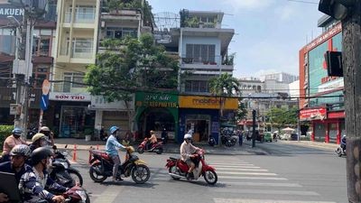 CHO THUÊ NHÀ MẶT TIỀN NGUYỄN HỒNG ĐÀO. 6X12M, 4 TẦNG. 48 TRIỆU