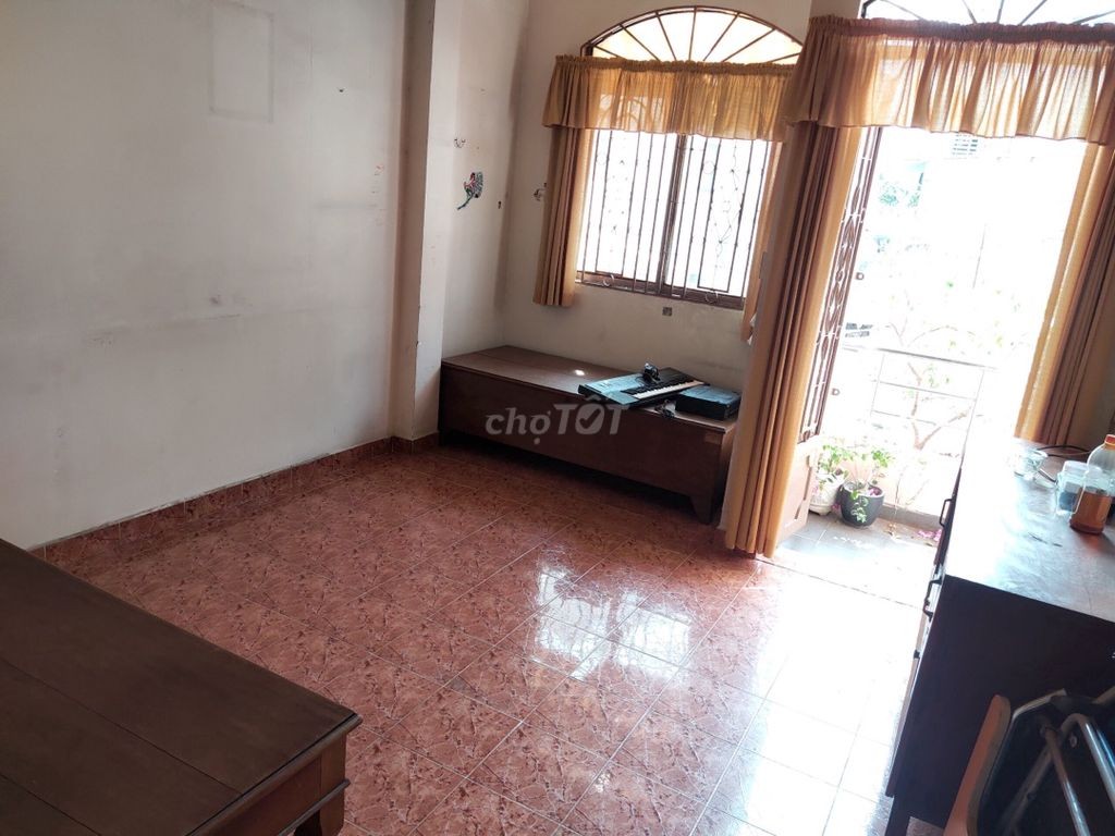 Cho thuê nhà 3 tầng Huỳnh Văn Bánh, 2 phòng ngủ, giá 10,5 triệu