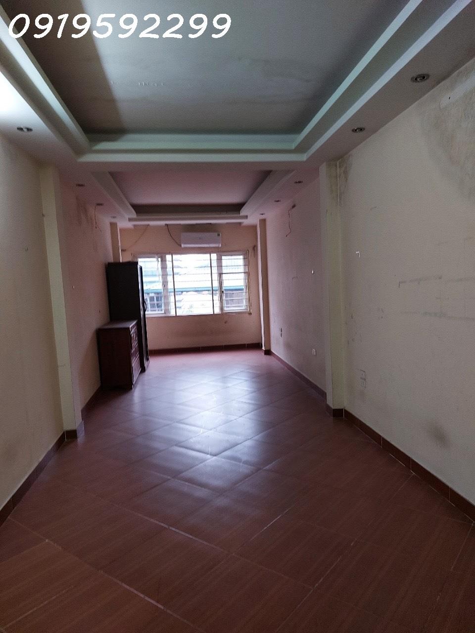 Cho thuê nhà mặt phố Đê La Thành, diện tích 50m2 X 6 tầng