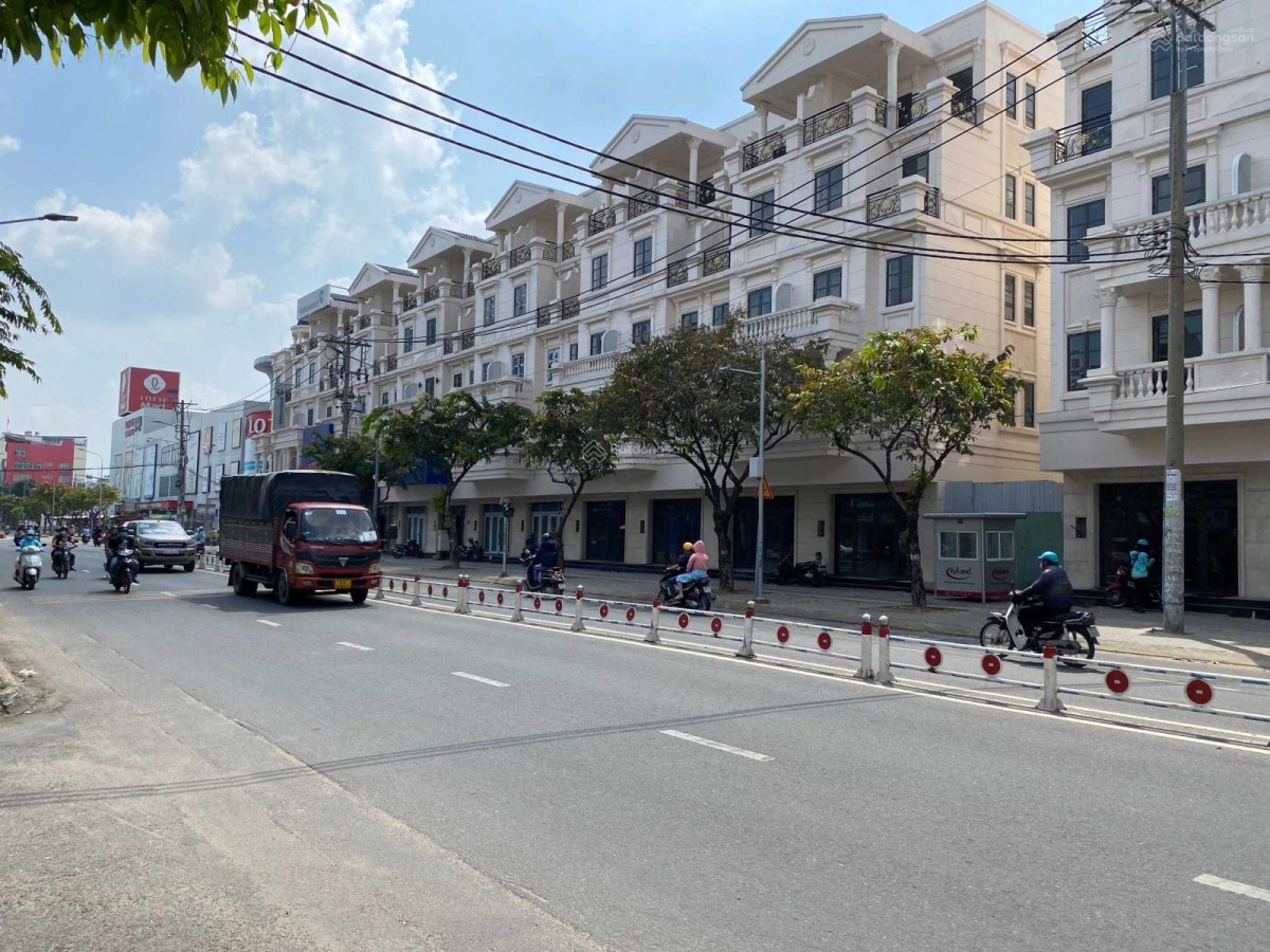 Cho thuê 2 căn liền kề thông nhau mặt tiền đường khu Cityland Gò Vấp.