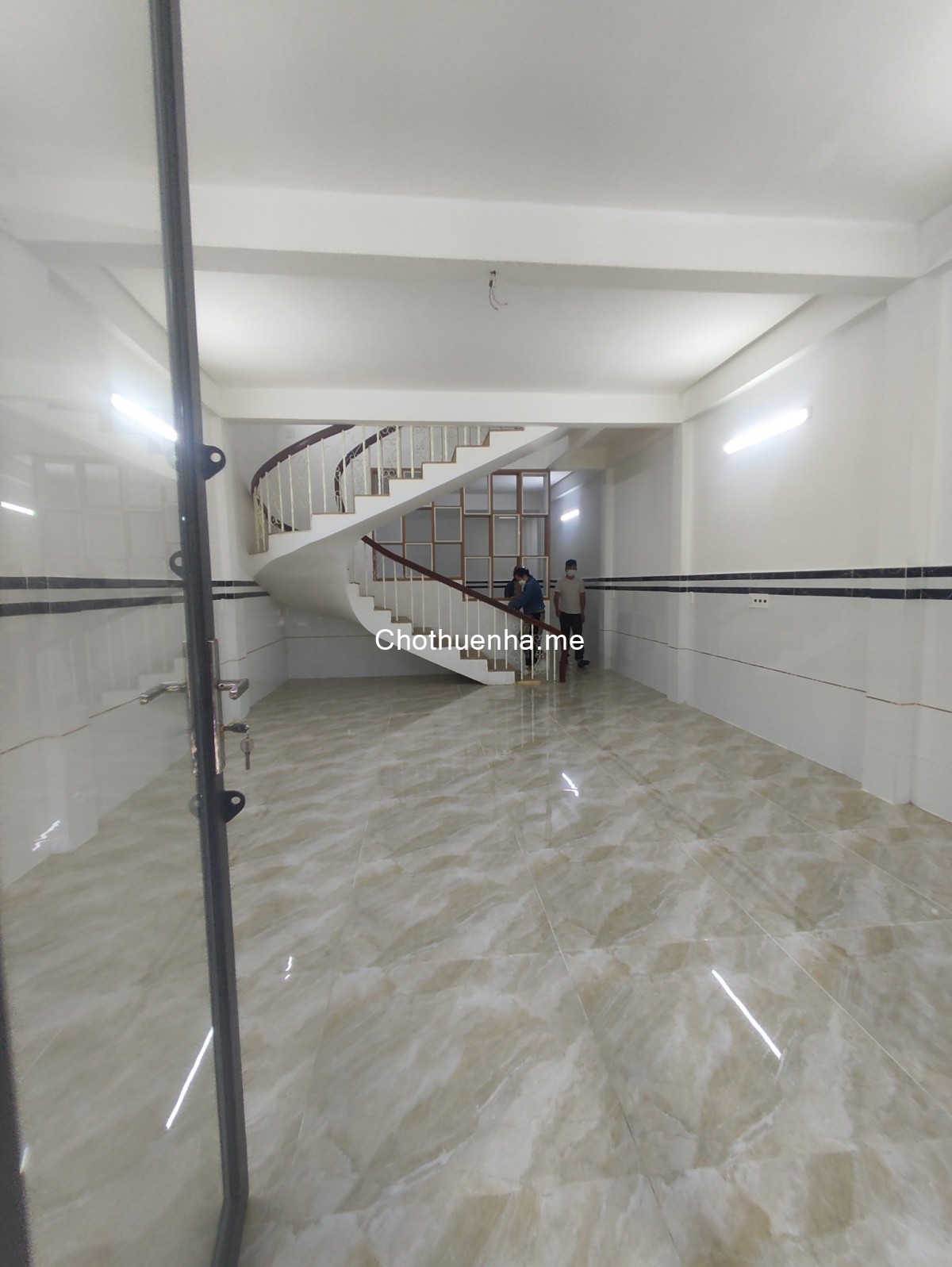 Cho thuê nhà mặt tiền đường Tô Hiệu. 5 x 16m. 1 lầu. 3 phòng. Giá 13 triệu.