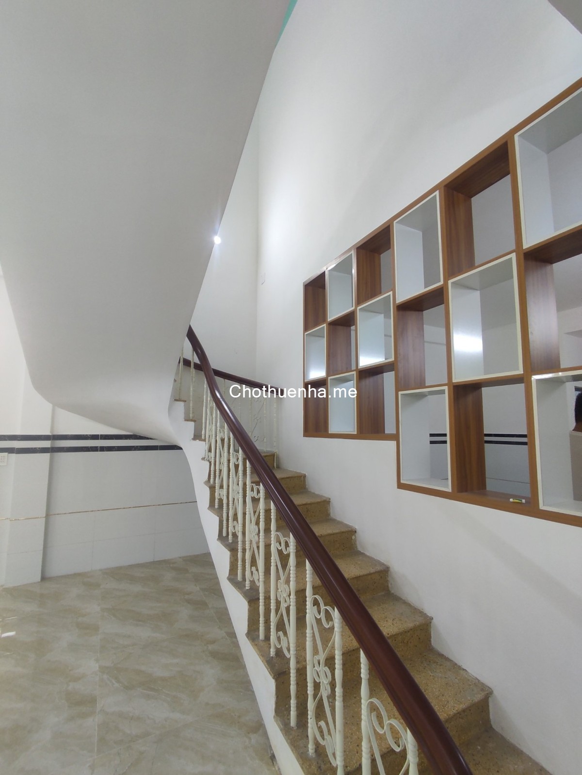 Cho thuê nhà mặt tiền đường Tô Hiệu. 5 x 16m. 1 lầu. 3 phòng. Giá 13 triệu.