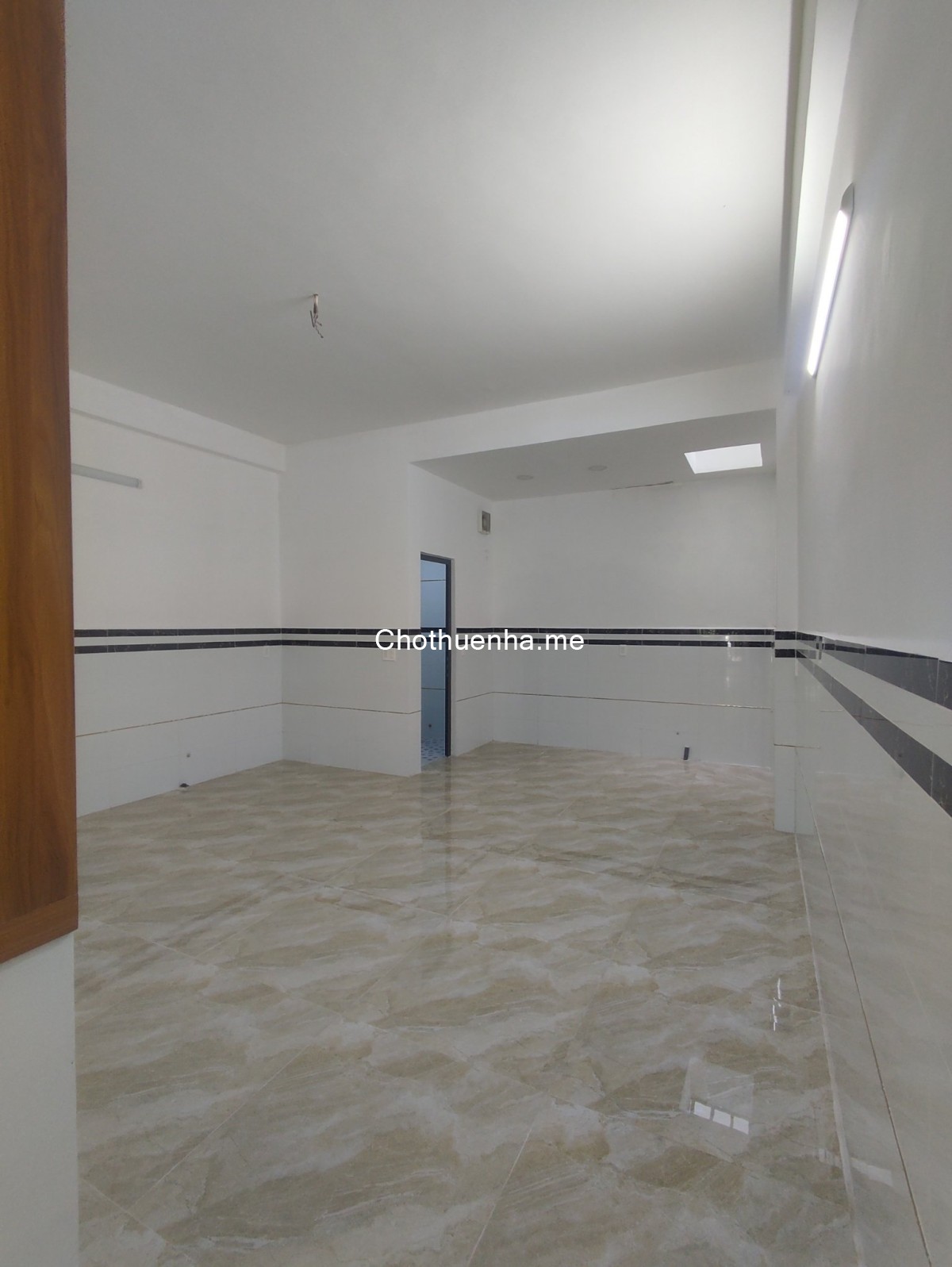 Cho thuê nhà mặt tiền đường Tô Hiệu. 5 x 16m. 1 lầu. 3 phòng. Giá 13 triệu.