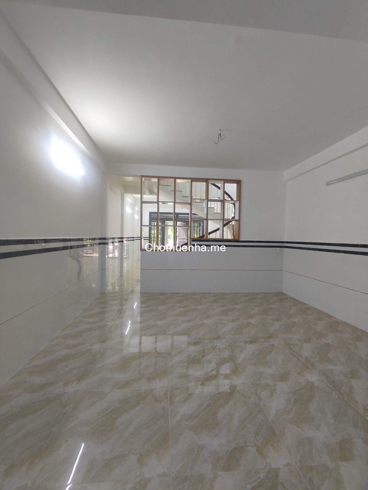 Cho thuê nhà mặt tiền đường Tô Hiệu. 5 x 16m. 1 lầu. 3 phòng. Giá 13 triệu.