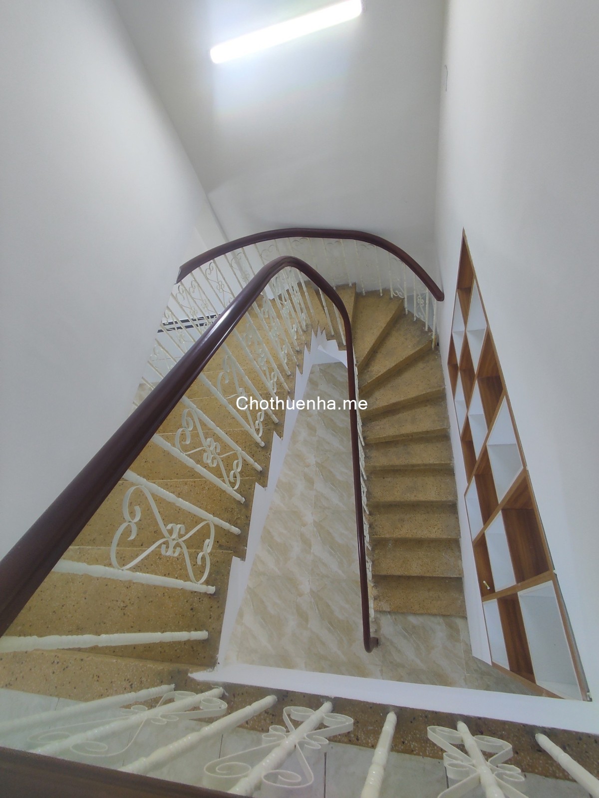 Cho thuê nhà mặt tiền đường Tô Hiệu. 5 x 16m. 1 lầu. 3 phòng. Giá 13 triệu.