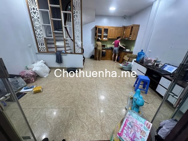 Cho thuê nhà Phố Lĩnh Nam, Hoàng Mai 35m2 x 5 tầng, 3 ngủ, 11 Triệu ở hộ gia đình