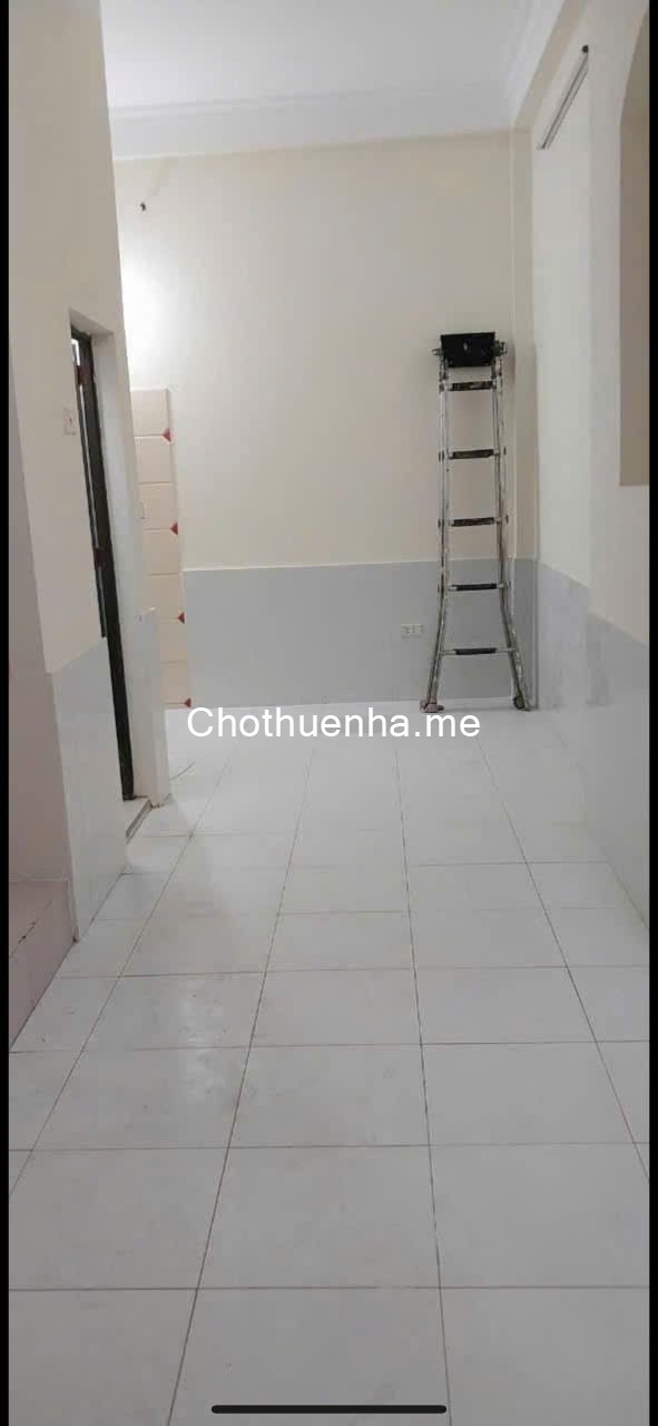 Cho thuê nhà ngõ 250 Tân Mai, 3 tầng x 30m2, 3 ngủ, 9 Triệu cỏ gđ, nhóm