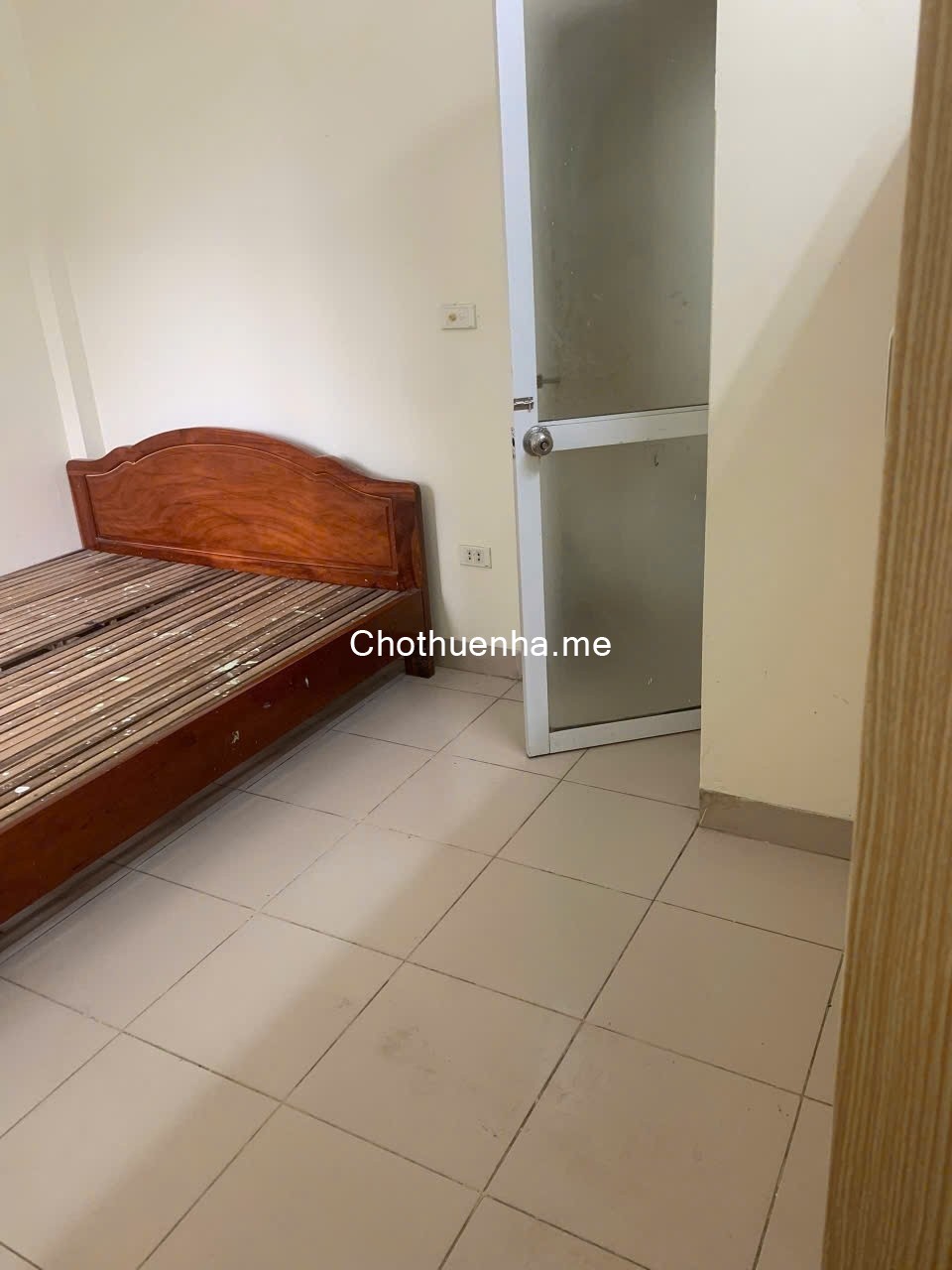 Cho thuê nhà ngõ 250 Tân Mai, 3 tầng x 30m2, 3 ngủ, 9 Triệu cỏ gđ, nhóm