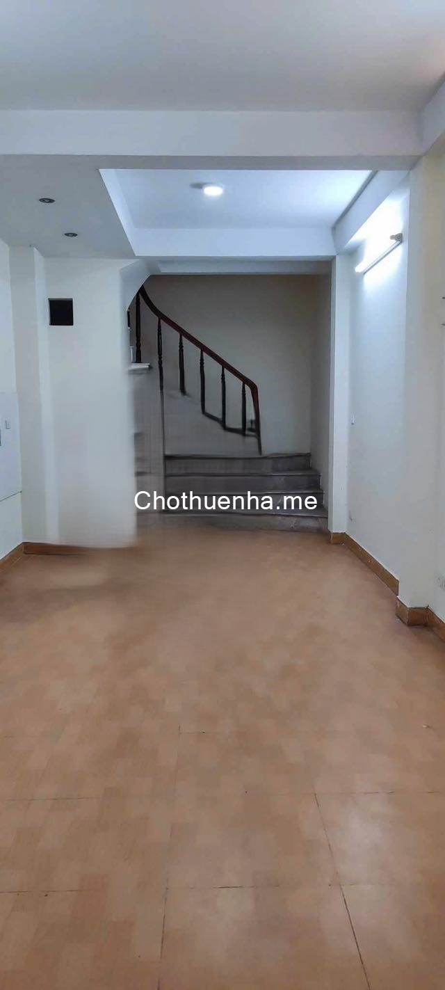 Cho thuê nhà ngõ 77 Thái Thịnh, 36m2 x 3 tầng, 2 ngủ, 2 WC - ở gia đình kết hợp kd