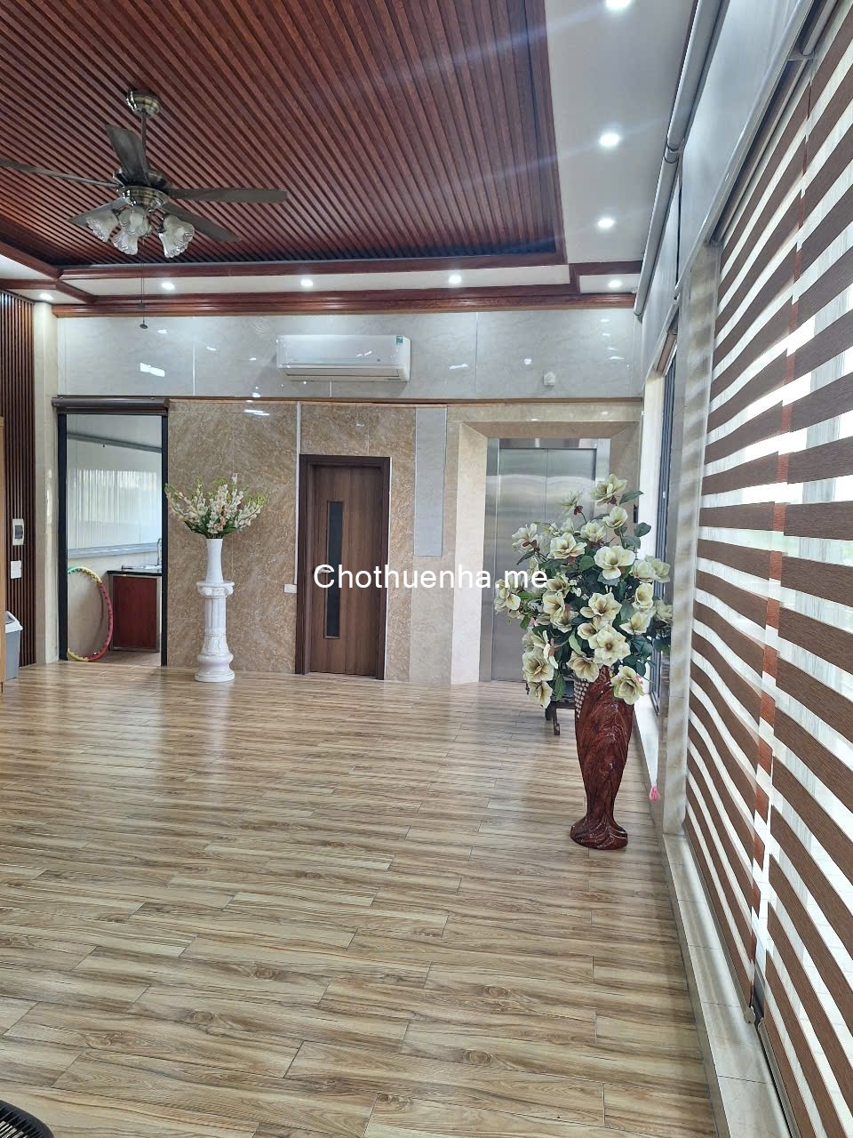Cho thuê nhà có sân vườn dt 300m2 mặt đê Ngọc Thụy, Long Biên, HN