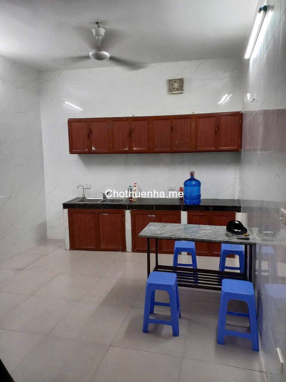 Cho thuê nhà ngõ 192 Lê Trọng Tấn, 40m2, 2.5 tầng, 3 ngủ, 8.5 triệu ở hộ gia đình, nhóm ngoan