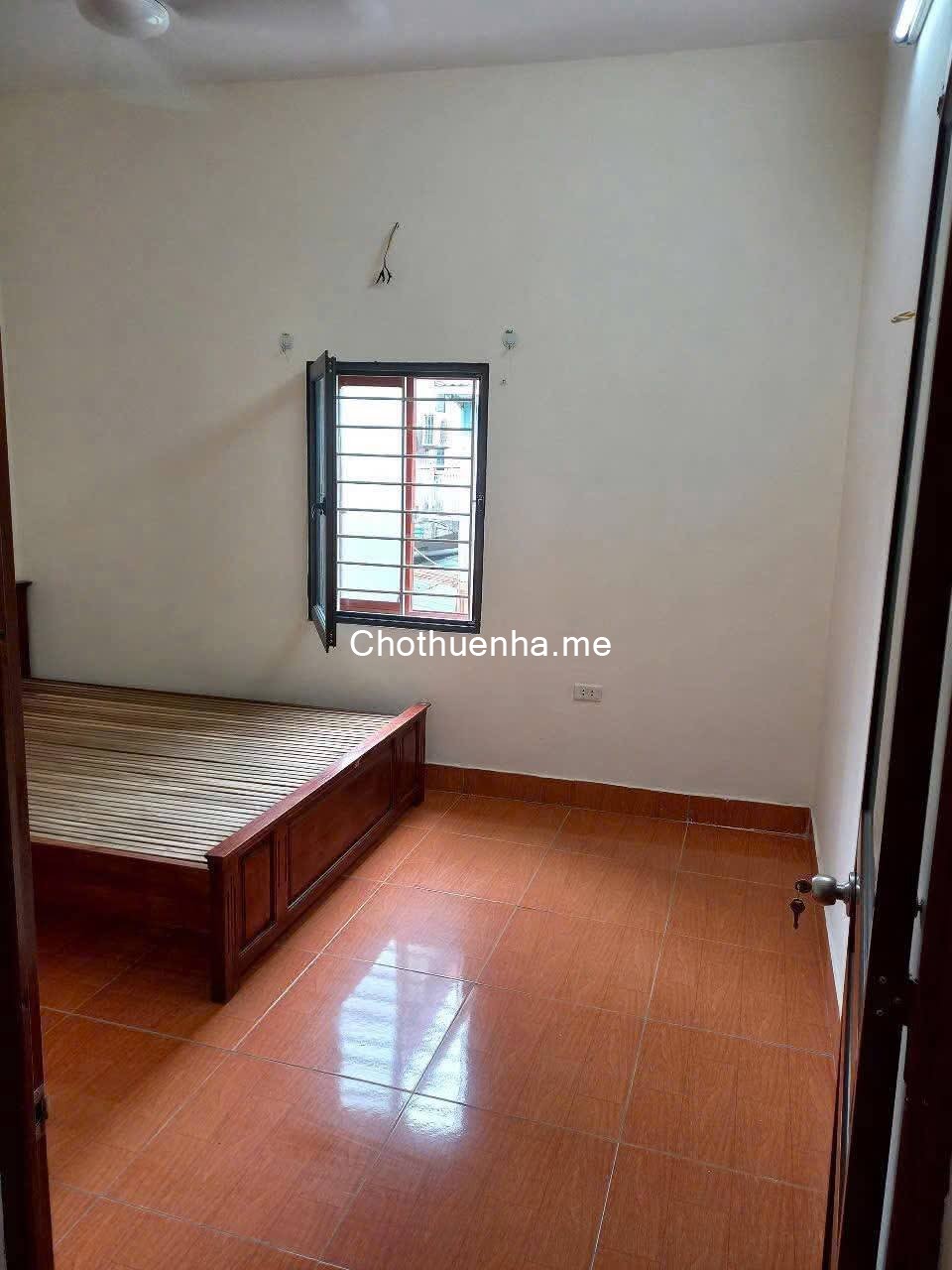 Cho thuê nhà ngõ 192 Lê Trọng Tấn, 40m2, 2.5 tầng, 3 ngủ, 8.5 triệu ở hộ gia đình, nhóm ngoan