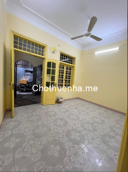 Cho thuê nhà nguyên căn Đê La Thành. 9tr/tháng.