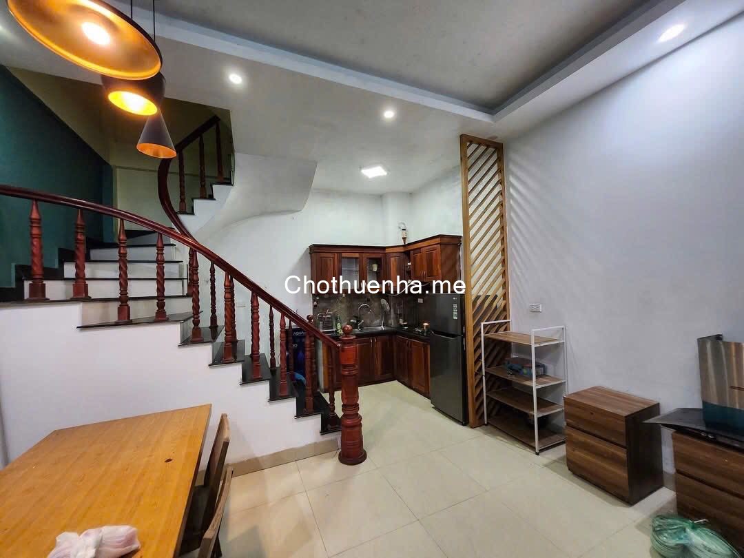 Cho thuê nhà ngõ ô tô 218 Hoàng Mai, 5 tầng x 30m2, 3 ngủ, 12 Triệu Full đồ