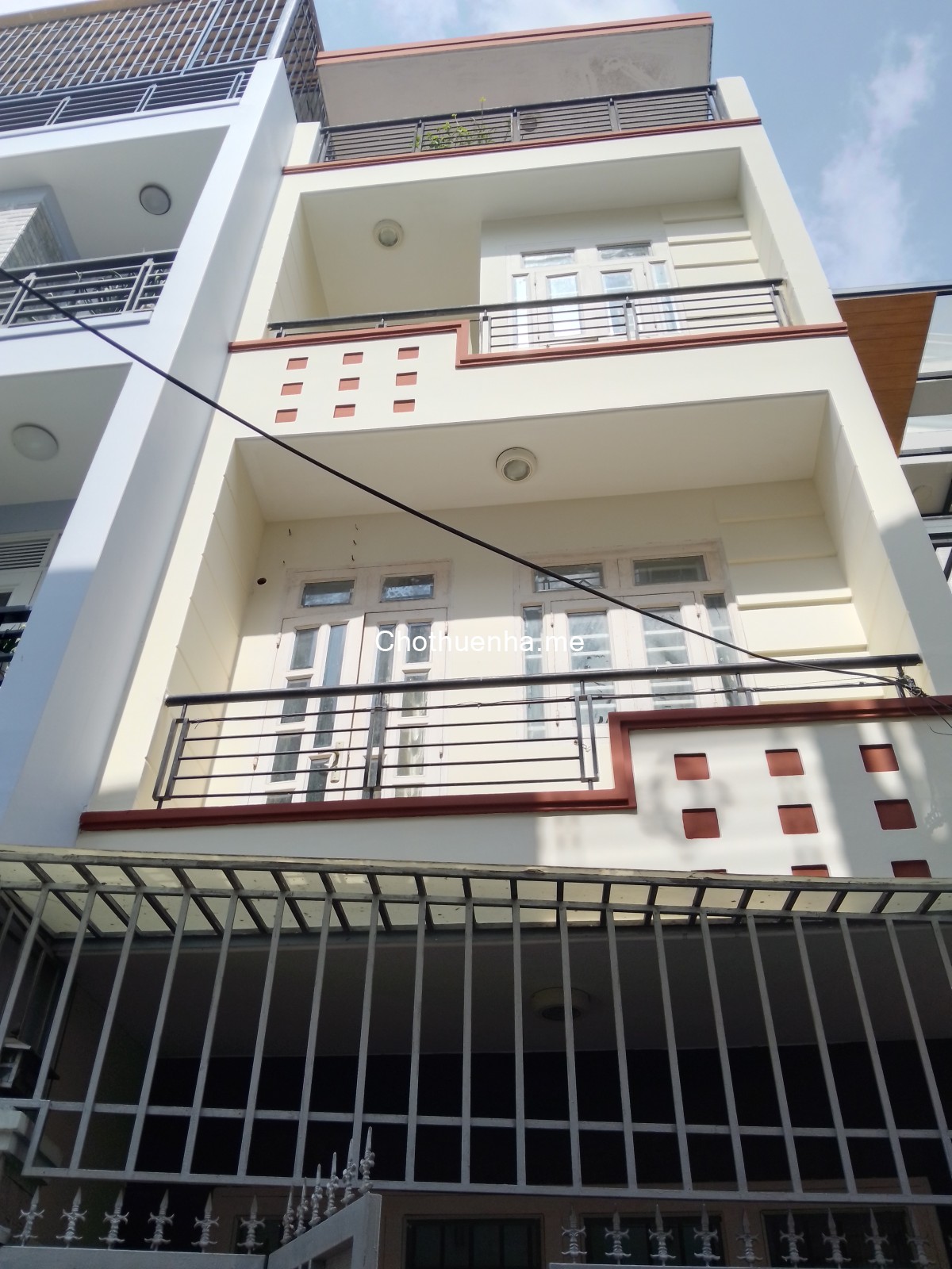 Cho thuê nhà nguyên căn 3 tầng + 4 phòng ngủ, hẻm xe hơi đường Nguyễn Tuyển