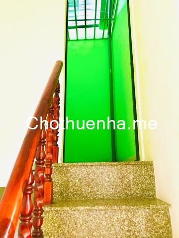 Nhà cho thuê, hẻm trước nhà thông, 3pn(1pn có gác lửng), 2wc, sân để xe máy, giếng trời, kho chứa đồ