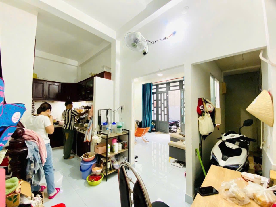 Hỏi thăm hàng xóm và chủ cho thuê nhà