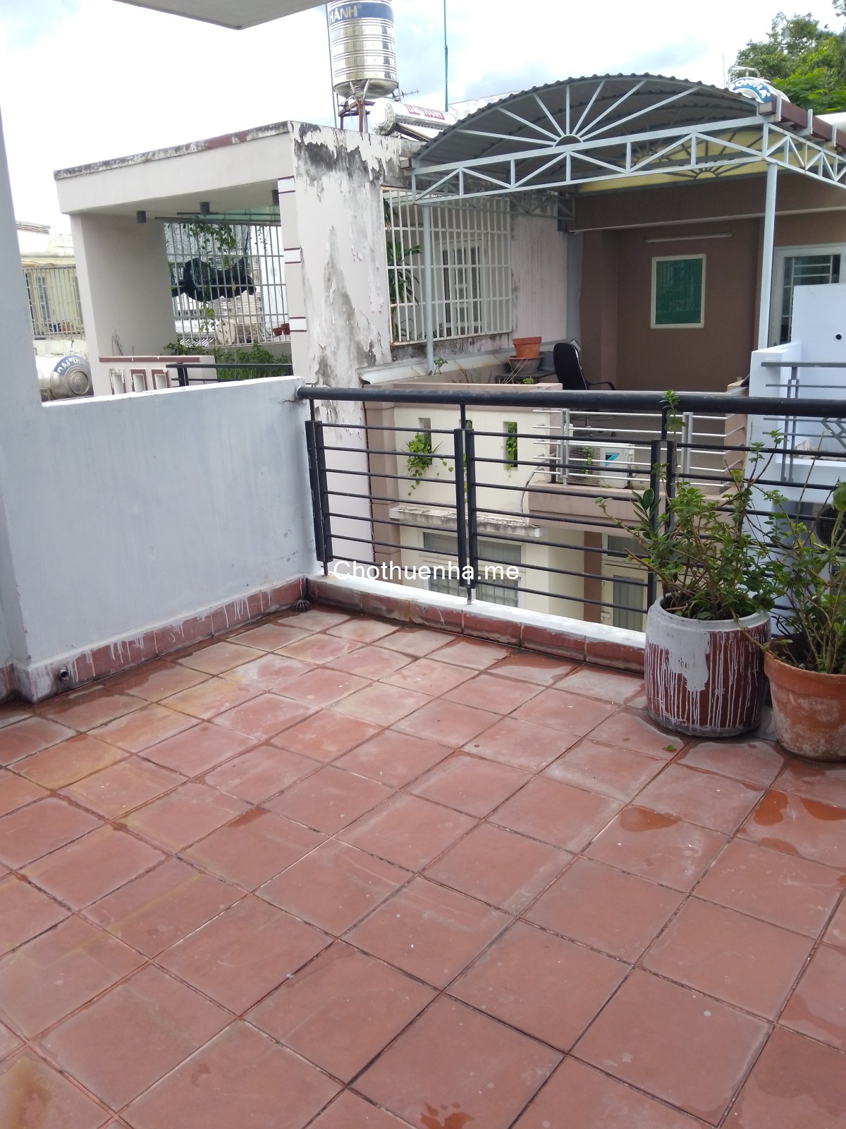 Cho thuê nhà nguyên căn 3 tầng + 4 phòng ngủ, hẻm xe hơi đường Nguyễn Tuyển