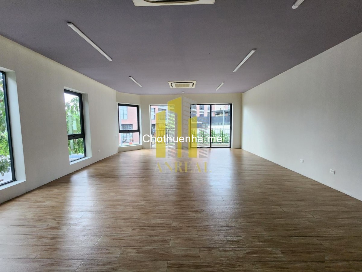 Tòa văn phòng hầm 4 lầu góc 2 mặt tiền - Sàn trống, có thang máy