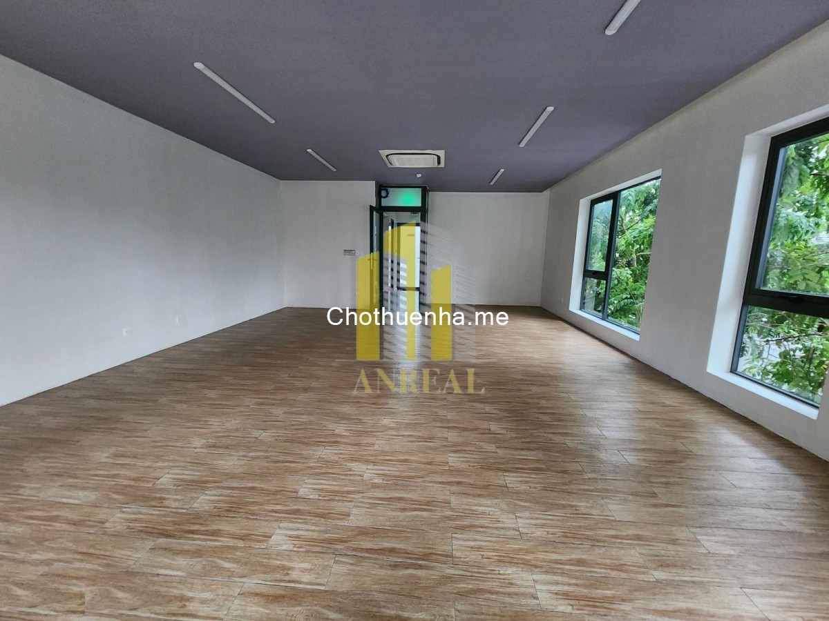 Tòa văn phòng hầm 4 lầu góc 2 mặt tiền - Sàn trống, có thang máy