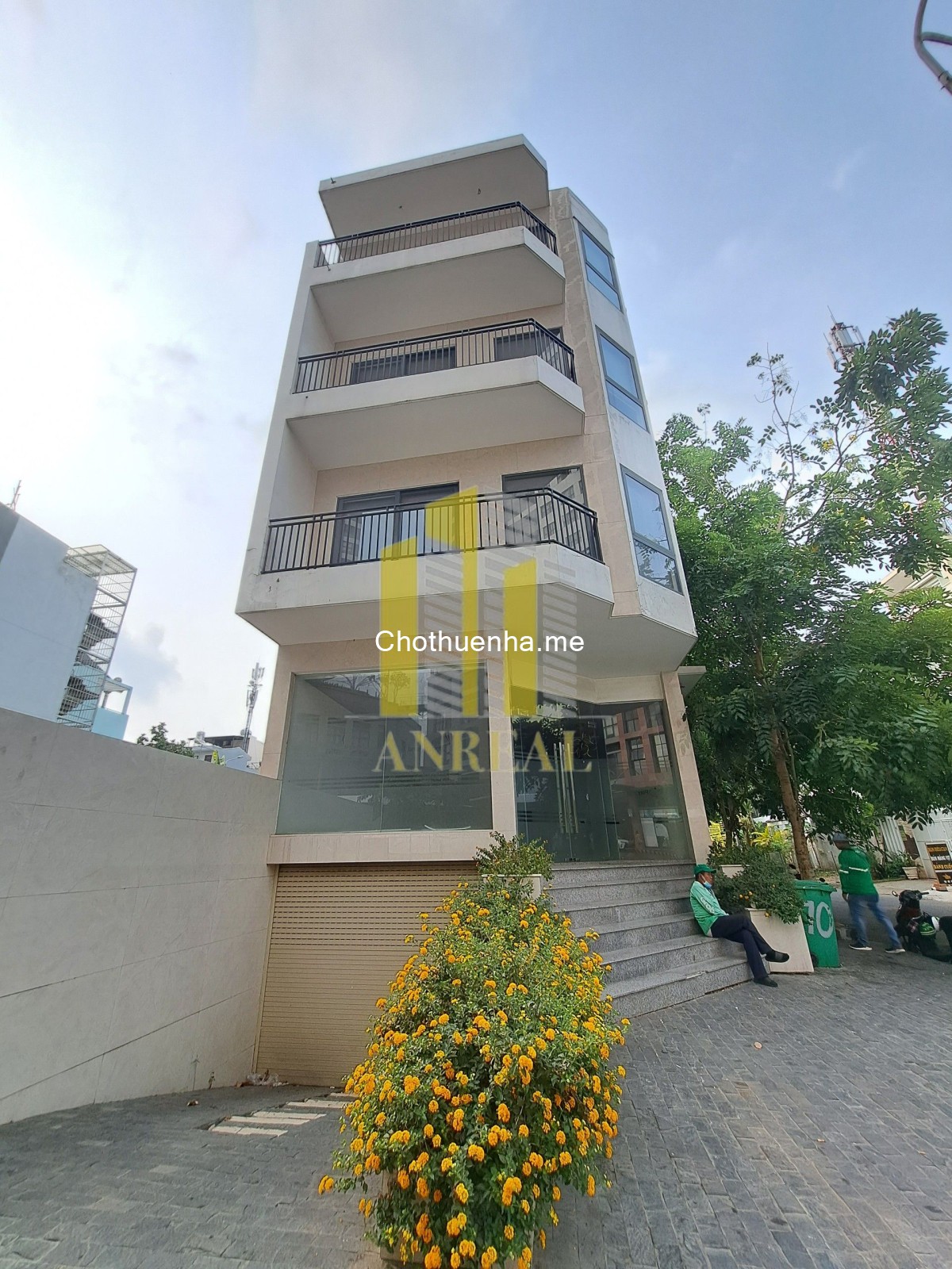 Tòa văn phòng hầm 4 lầu góc 2 mặt tiền - Sàn trống, có thang máy