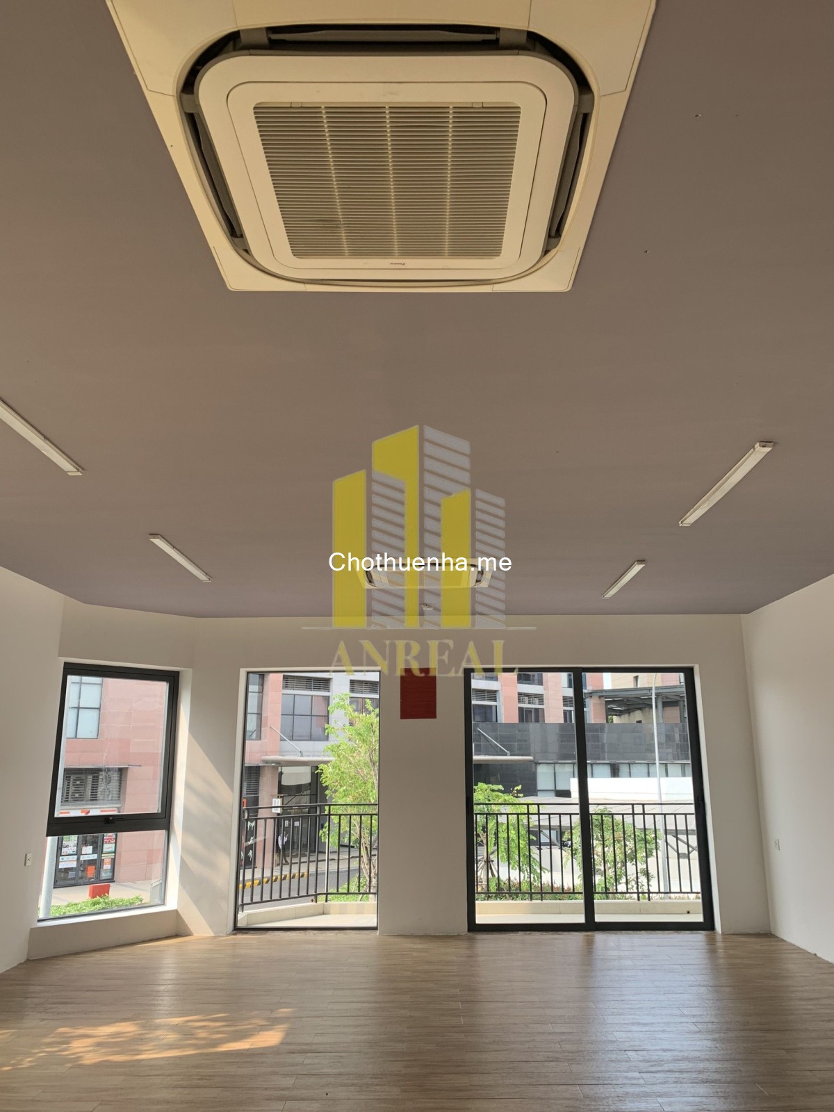 Tòa văn phòng hầm 4 lầu góc 2 mặt tiền - Sàn trống, có thang máy