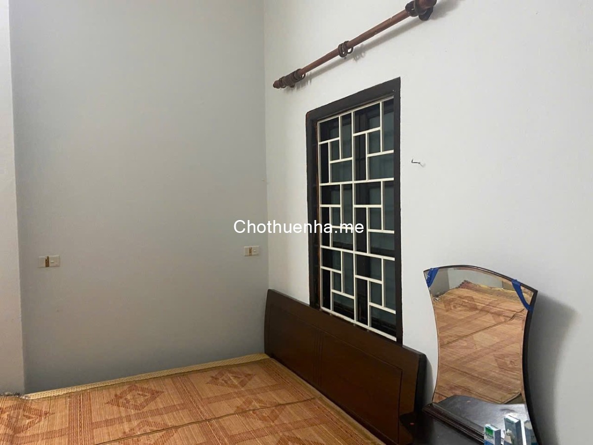 Cho thuê nhà ngõ 345 Khương Trung 40m2 x 2 tầng, 3 ngủ, 1 wc, 1 nhà tắm 8 triệu