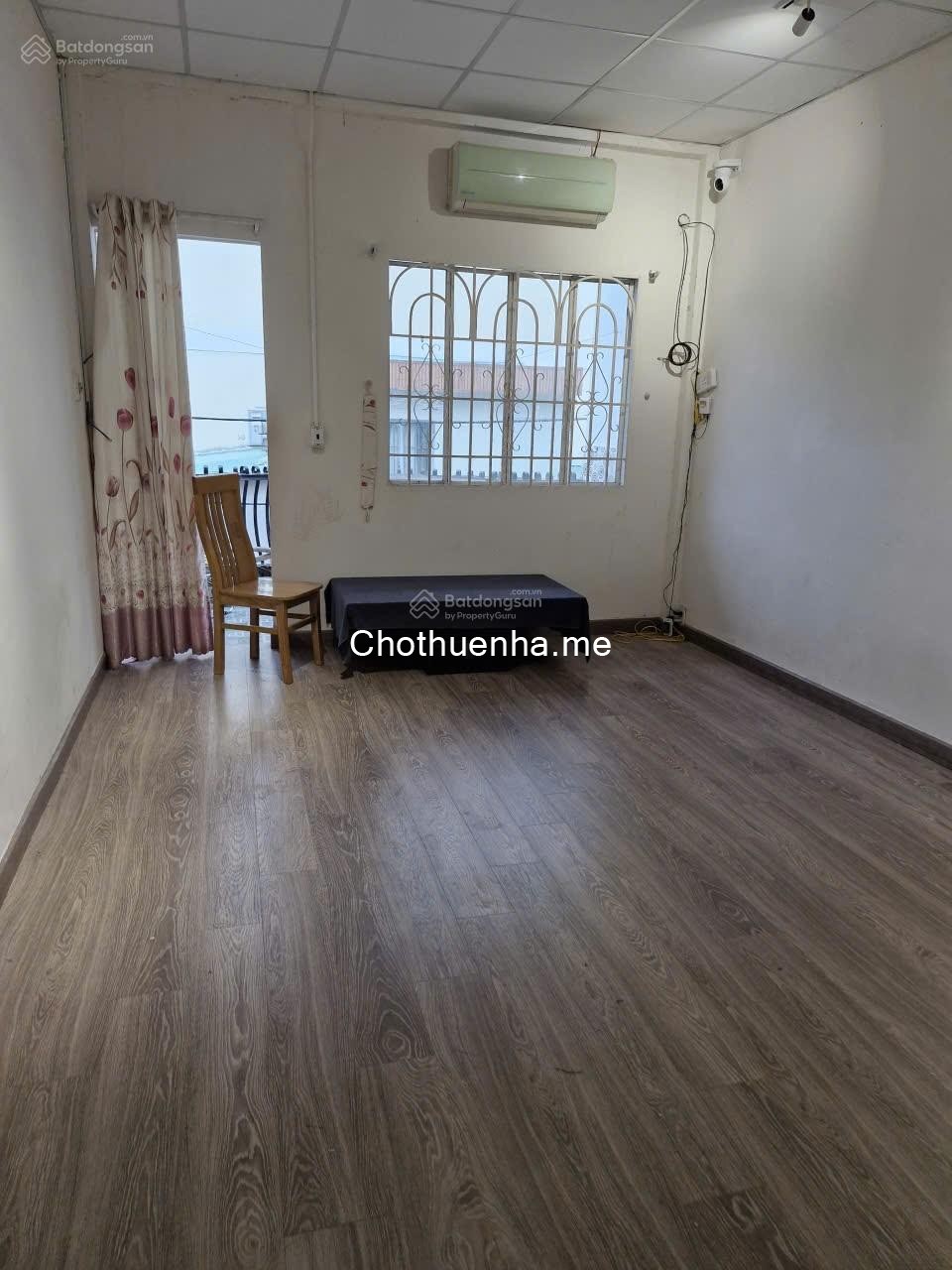 Hẻm xe tải thông ra Lê Quang Định. Cách mặt tiền chỉ 1 căn nhà. 4m x 11m, 1 trệt + 1 lửng