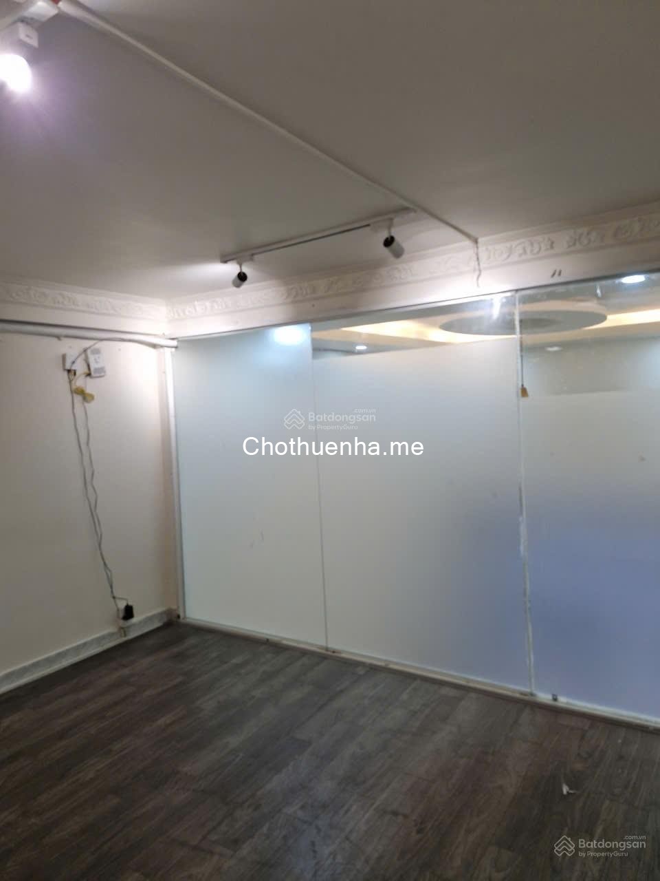 Hẻm xe tải thông ra Lê Quang Định. Cách mặt tiền chỉ 1 căn nhà. 4m x 11m, 1 trệt + 1 lửng