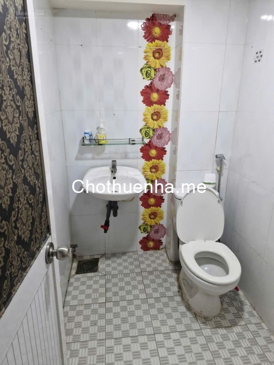 Hẻm xe tải thông ra Lê Quang Định. Cách mặt tiền chỉ 1 căn nhà. 4m x 11m, 1 trệt + 1 lửng