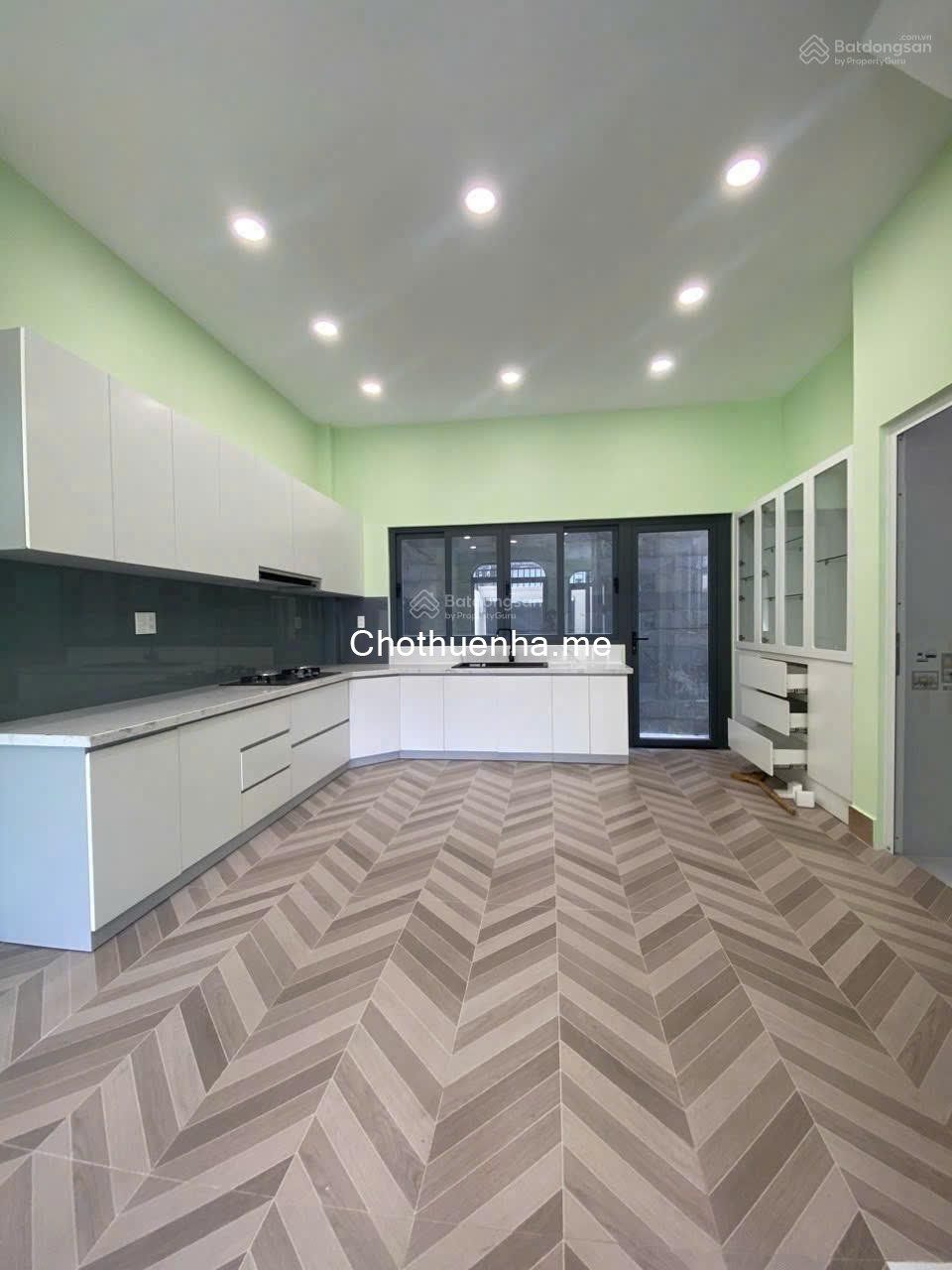 Cho thuê nhà 280m² kết cấu 1 trệt, 2 lầu, 5 phòng ngủ, Huỳnh Văn Bánh, Phường 12