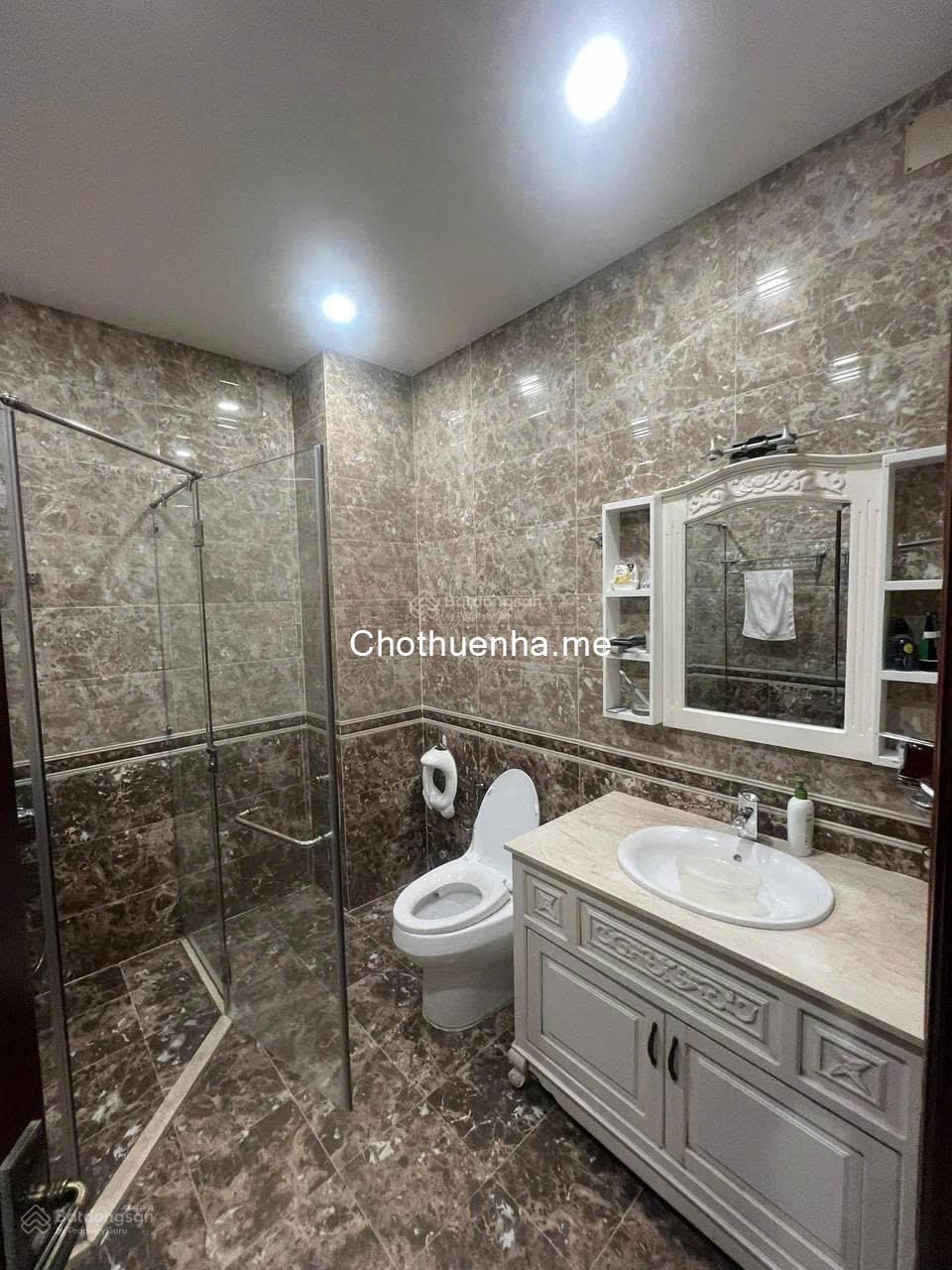 Cho thuê nhà HXH góc 2 mặt tiền – 241/2A Nguyễn Thiện Thuật, P.1, Quận 3