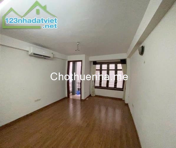 Cho thuê nhà ngõ Gốc Đề, Hai Bà Trưng 3.5 tầng, 33m2, 2 ngủ, 3 vệ sinh, 8.5 Triệu