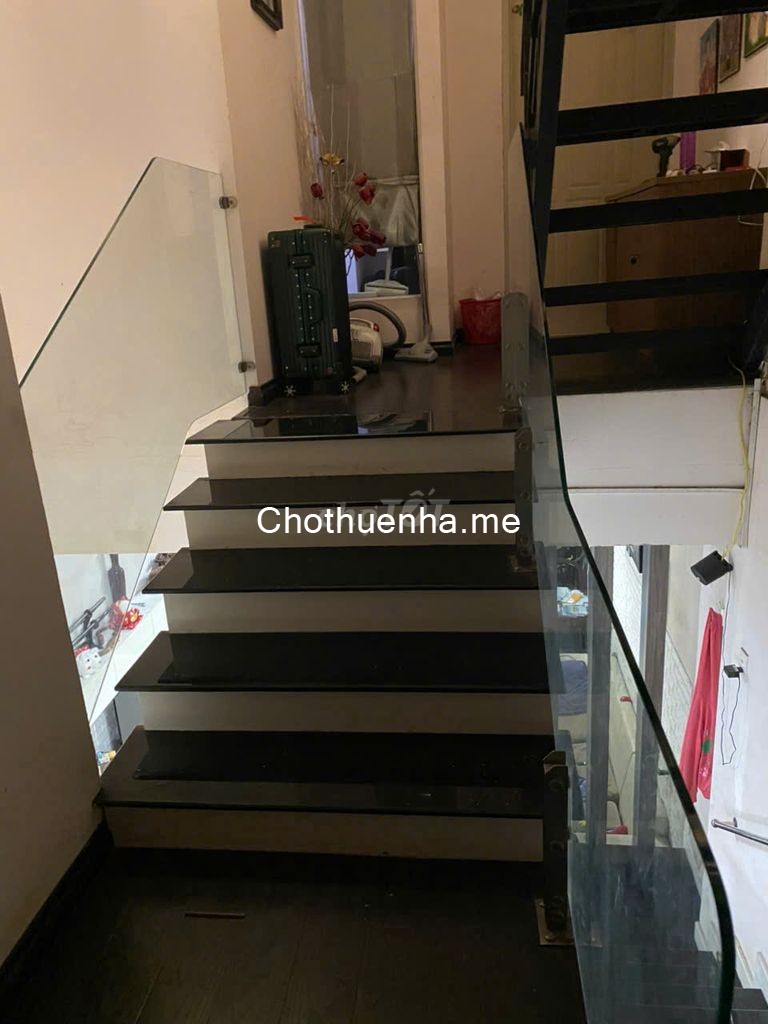 Cho thuê nhà mặt tiền Bùi Văn Ba, 3 tầng, 4 phòng ngủ (có máy lạnh), 3WC