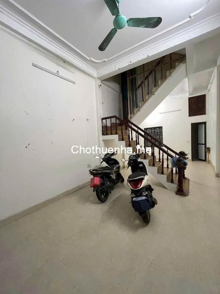 Cho thuê nhà nguyên căn, ngõ 57, ngay cổng chợ Vĩnh Tuy, 40m2 x 4 tầng KD on, ở gđ, nhóm