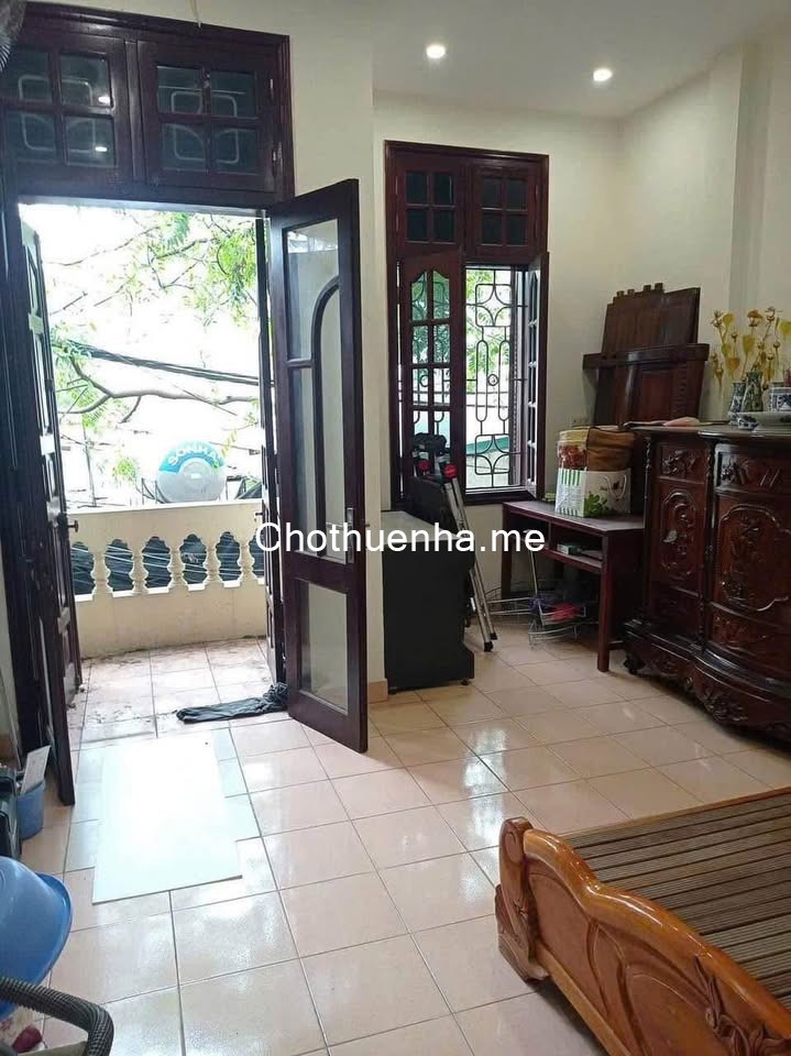 Cho thuê nhà nguyên căn, ngõ 57, ngay cổng chợ Vĩnh Tuy, 40m2 x 4 tầng KD on, ở gđ, nhóm