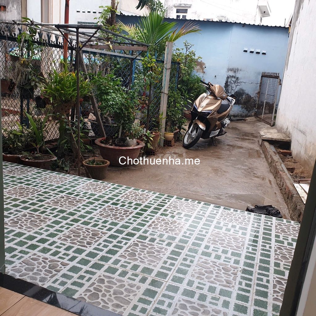 Chính chủ cho thuê nhà nguyên căn 1 trệt, 1 gác hẻm thoáng mát có hè, sân riêng
