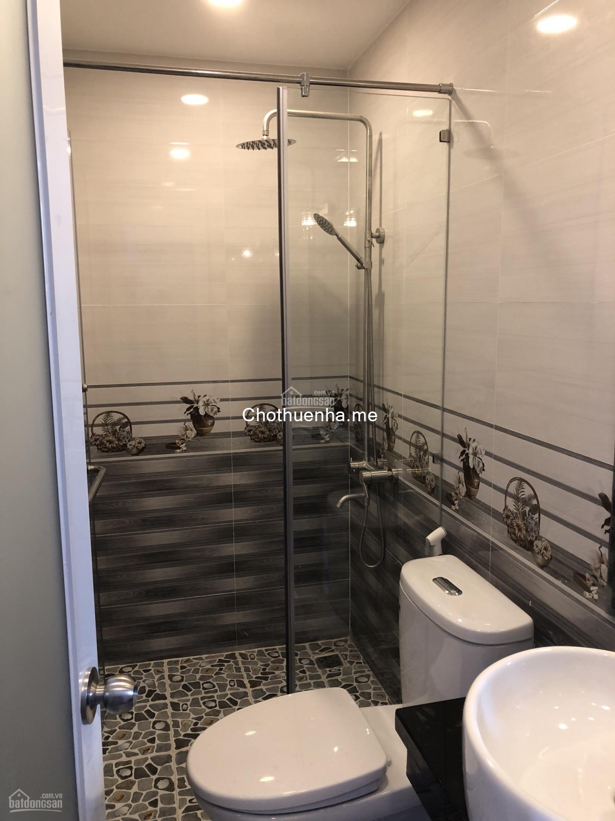 Cho thuê nhà hẻm xe hơi Cách Mạng Tháng 8, gần sân khấu Lan Anh, P13, Q10.