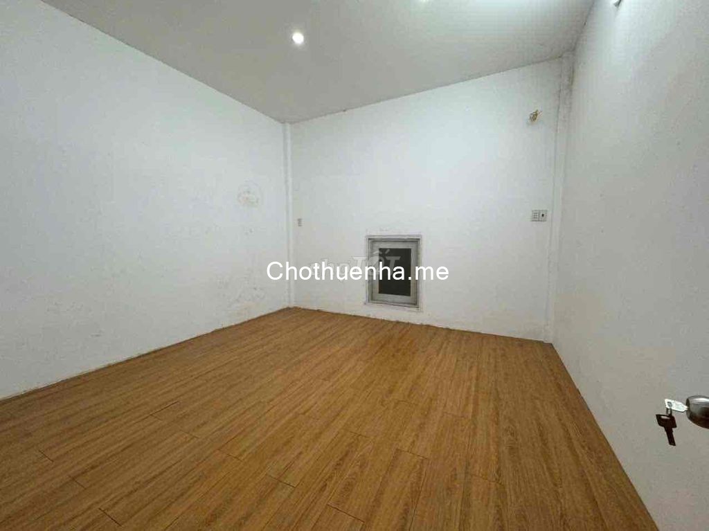 Nhà có 2 MT hẽm 3,5m, cách MT Lê Trực và Chu Văn An 10m