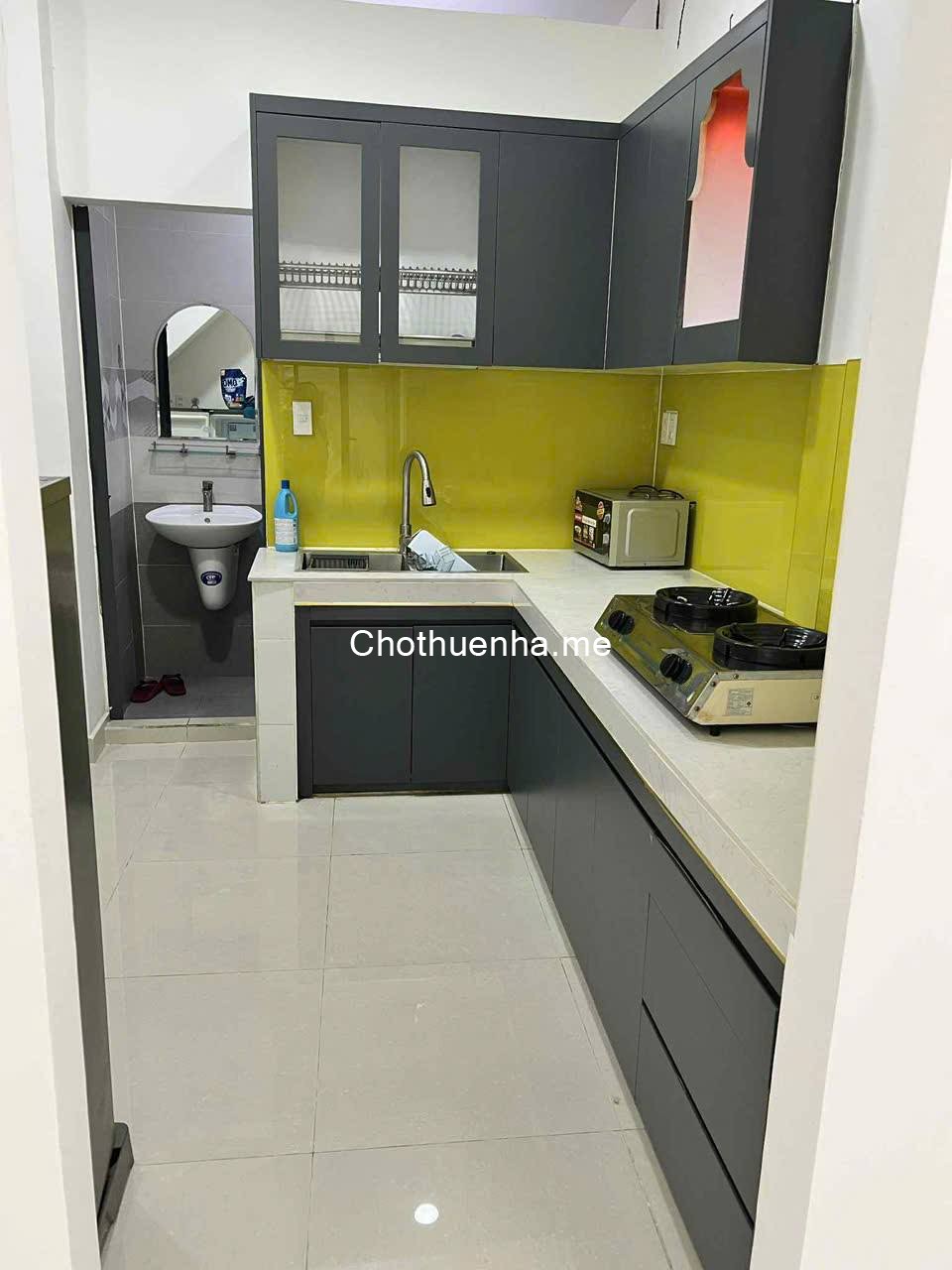 Cho thuê nhà nguyên căn đường Nguyễn Thần Hiến, Q.4.