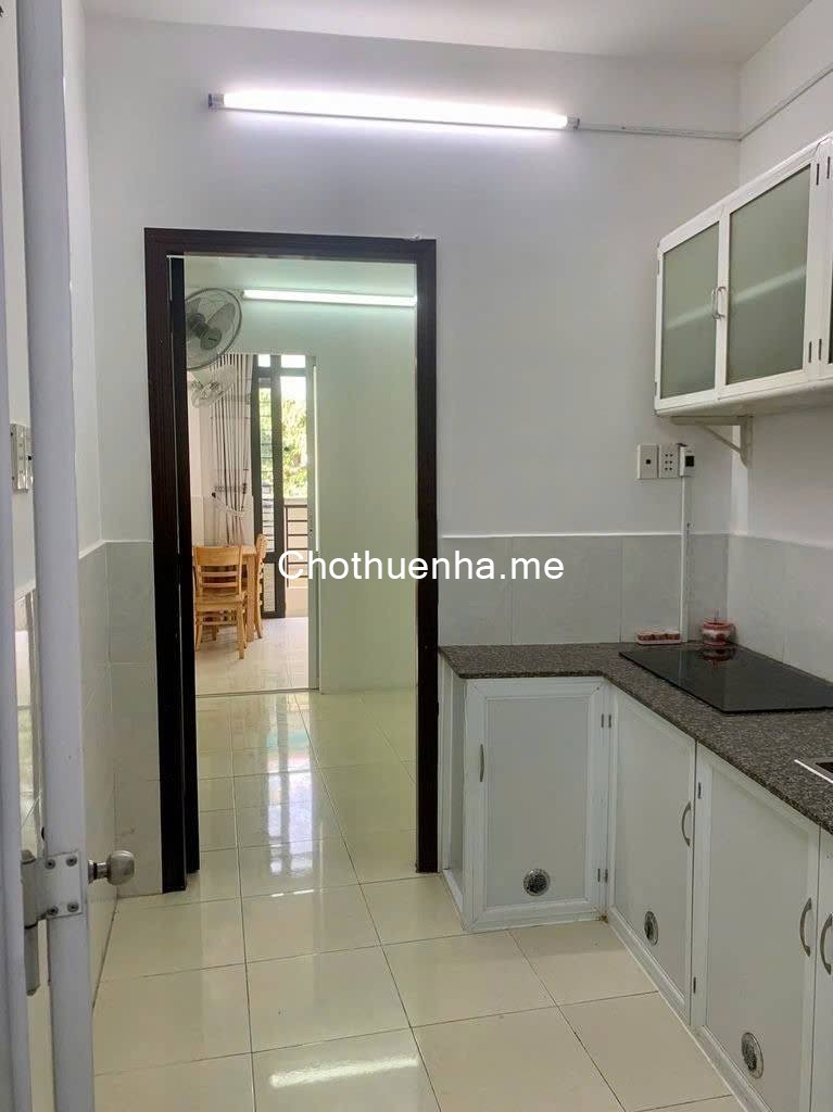 Cho thuê nhà 1 trệt, 2 lầu, mặt tiền Nguyễn Tiểu La, Quận 10.