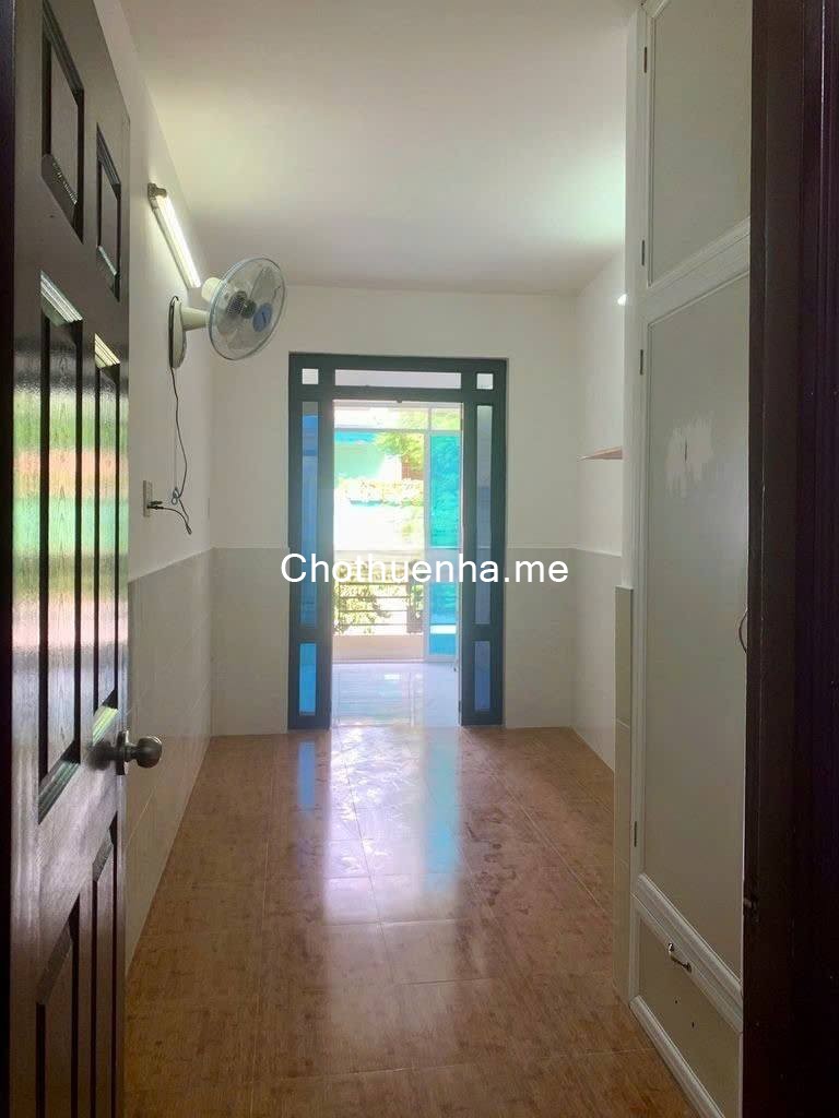 Cho thuê nhà 1 trệt, 2 lầu, mặt tiền Nguyễn Tiểu La, Quận 10.