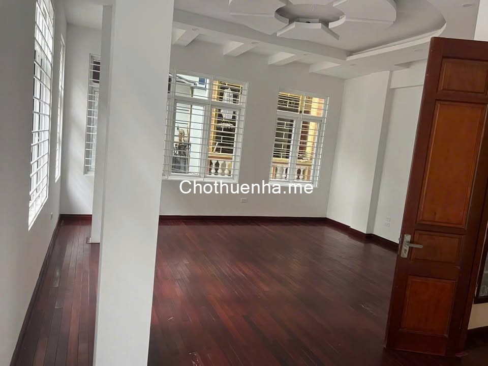 Cho thuê nhà Lô góc ô tô Xuân Thuỷ 5 tầng x 50m2, 6PN, 4 WC, 30 Triệu, 50m ra M.phố