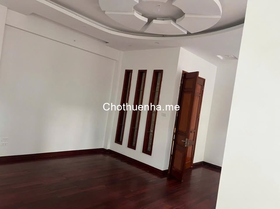 Cho thuê nhà Lô góc ô tô Xuân Thuỷ 5 tầng x 50m2, 6PN, 4 WC, 30 Triệu, 50m ra M.phố