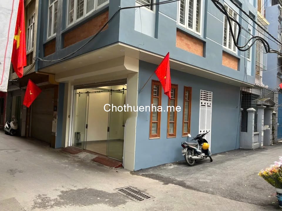 Cho thuê nhà Lô góc ô tô Xuân Thuỷ 5 tầng x 50m2, 6PN, 4 WC, 30 Triệu, 50m ra M.phố