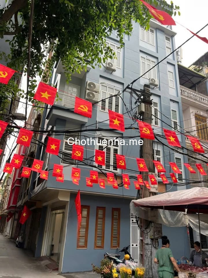 Cho thuê nhà Lô góc ô tô Xuân Thuỷ 5 tầng x 50m2, 6PN, 4 WC, 30 Triệu, 50m ra M.phố