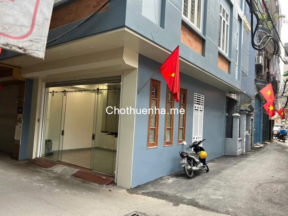 Cho thuê nhà Lô góc ô tô Xuân Thuỷ 5 tầng x 50m2, 6PN, 4 WC, 30 Triệu, 50m ra M.phố